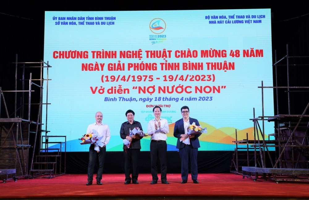 Tặng hoa cho ông Kỷ, đoàn cải lương và nhà tài trợ trước biểu diễn